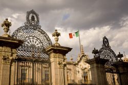 L'ingresso del Palazzo del Governo di Morelia visto dalla cattedrale, Messico.



