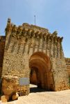 Ingresso del Parador National a Carmona, Spagna. Ospitato in un'antica fortezza del XIV° secolo, questo lussuoso hotel dista poco più di 500 metri dalla Porta di Cordoba.
