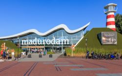 Ingresso del parco olandese Madurodam, L'Aia. In scala 1:25 sono riprodotti circa 300 edifici fra i principali monumenti, ponti, porti e mulini a vento del paese - © Z. Jacobs / Shutterstock.com ...