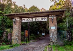 Ingresso del Philippi Park a Puerto Varas, Cile:  costruito in onore dello scienziato e botanico tedesco Bernardo Philippi, questo parco ha un percorso che termina con un punto di osservazione ...