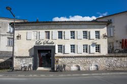 Ingresso del ristorante La Scala a Cognac, Francia - © gumbao / Shutterstock.com