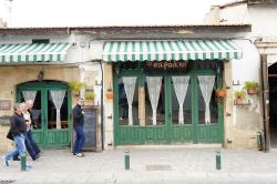Ingresso del ristorante Olepadiko nel centro di Larnaca con gente a passeggio, isola di Cipro - © Mirco Vacca / Shutterstock.com