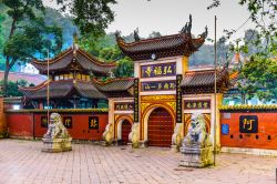 Ingresso del tempio Hongfu a Qianling Hill: siamo nella città di Guiyang in Cina - © Sean Pavone / Shutterstock.com