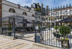 Ingresso della Champagne House Collard Picard in 'Avenue de Champagne' a Epernay, Francia. Questa bella azienda sorta nel 1996 si sviluppa su 15 ettari di terreno coltivato con il sistema ...