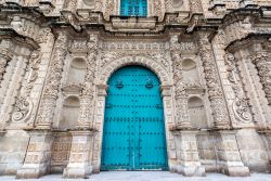 Ingresso della decorata cattedrale di Cajamarca, Perù - © Jess Kraft / Shutterstock.com
