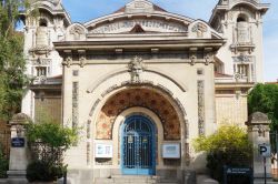 Ingresso della piscina municipale di Saint George a Rennes, Francia.