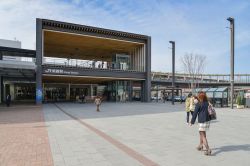 Ingresso della stazione ferroviaria di Himeji, sulla linea Sanyo Main e ulima stazione occidentale della JR Kobe Line. - © WorldWide / Shutterstock.com