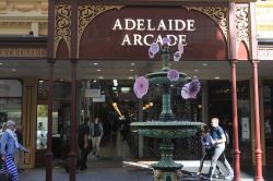 Ingresso dell'Adelaide Arcade, Australia: si tratta di una delle principali attrazioni turistiche della città - © ChameleonsEye / Shutterstock.com