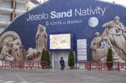 L'ingresso dell'area allestita per accogliere le statue di sabbia durante il Natale, Jesolo, Veneto © Stefano Mazzola / Shutterstock.com