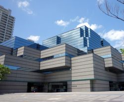 Ingresso dell'Osaka Prefectural Central Library, Giappone. Aperta nel 1996, ospita un'ampia gamma di libri e volumi, da quelli generici agli accademici. Le pareti dell'edificio sono ...