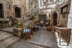 L'ingresso di un locale nel centro di Santo Stefano di Sessanio, L'Aquila, Abruzzo.
