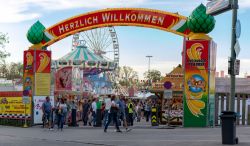 Ingresso di un lunapark nella cittadina di Augusta, Germania - © Martin Helgemeir / Shutterstock.com