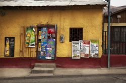 L'ingresso di un piccolo negozio di alimentari nella valle di Elqui, Cile - © jaume / Shutterstock.com