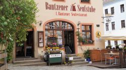 Ingresso di un ristorante nel centro di Bautzen, Germania: la città è la principale produttrice di mostarda della Germania - © Baytemur Natallia / Shutterstock.com