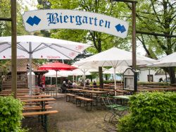 Ingresso di una tipica birreria all'aperto nel centro di Lindau, Germania - © Mor65_Mauro Piccardi / Shutterstock.com