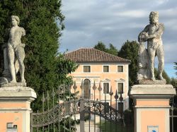 L'ingresso di Villa Ziliotto, una delle Ville Venete di Roncade, provincia di Treviso - © Cervellin, CC BY-SA 3.0, Wikipedia