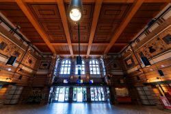 Ingresso e soffitto in stile Art Déco della stazione dei treni a Den Haag, Olanda - © Ankor Light / Shutterstock.com