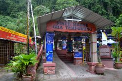 L'ingresso delle grotte di Gua Tempurung, dove è stata allestita una zona per il campeggio e un'area divertimenti, con caffé e parco giochi. L'ingresso semplice (con ...