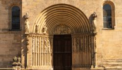 Ingresso laterale della cattedrale di Bamberga, Germania. Ai lati sono presenti statue e decorazioni scultoree.

