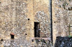 L'Ingresso nel castello di Padenghe che domina la costa sud-occidentale del Lago di Garda