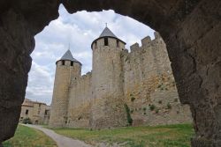 Ingresso nella Citè di Carcassonne, i grande borgo della Francia meridionale - © Claudio Giovanni Colombo / Shutterstock.com