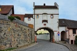 Ingresso nella mura antiche della città di Breisach am Rhein, Germania - © 285796298 / Shutterstock.com