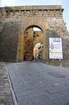 Ingresso nella storica città di Montepulciano, Toscana, Italia. Porta al Prato e Porta delle Farine sono i due ingressi principali alla città toscana - © giovanni boscherino ...