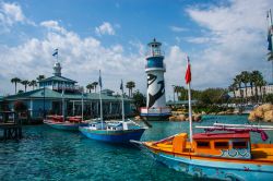 Ingresso al parco avventura Sea World a Orlando, Florida - La caratteristica entrata al parco Sea World della città di Orlando, area nata dall'abbinamento fra animali marini e  ...