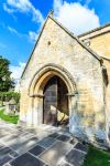 L'ingresso parrocchiale di Santa Maria a Bibury in Inghilterra - © Voyagerix / Shutterstock.com 