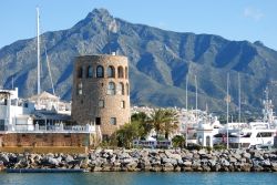 L'ingresso al porto a Puerto Banus, nei pressi di Marbella, Spagna. In primo piano la torre di avvistamento e sullo sfondo, a fare da cornice, il monte La Concha - © Arena Photo UK ...