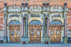 Ingresso principale alla stazione ferroviaria di Helsingor, Danimarca. Le tre porte in legno sono contornate da decorazioni e colonne.

