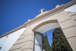 L'ingresso principale del cimitero di Arenys de Mar, Catalogna, Spagna. E' un esempio caratteristico dei camposanti marinari mediterranei. Situato a ponente del paese, nella parte alta ...