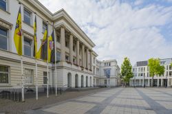 L'ingresso principale del Municipio di Krefeld, Germania. L'imponente edificio è caratterizzato da 6 colonne che ne abbeliscono la facciata - © Manninx / Shutterstock.com ...