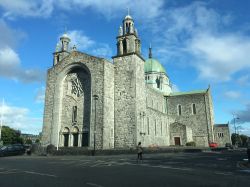 Ingresso principale della cattedrale di Galway, Irlanda, in una giornata di sole.

