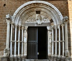 Ingresso principale della chiesa di Santa Maria Maggiore a Tuscania, Lazio. Realizzato in marmo bianco, è fiancheggiato fra l'altro da due colonne scanalate a tortiglione.
