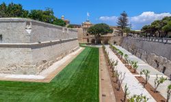 Ingresso principale e mura di fortificazione di Mdina, Malta. In città si arriva varcando il Main Gate, la grande porta cittadina: da li potrete perdervi fra stradine e vicoletti della ...