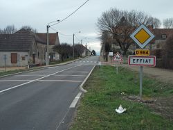 Ingresso sud-occidentale di Effiat in Alvernia, proveniendo da Aigueperse in Francia  - ©  Tabl-trai , CC BY-SA 3.0, Wikipedia