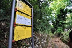 Inizio della via Cava di San Rocco, una antica strada Etrusca a Sorano, in Toscana. Le vie cave sono delle straordinarie passeggiate che si possono compiere in Maremma. Collegano gli antichi ...