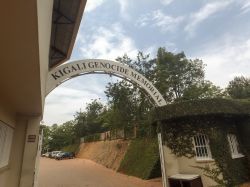 Insegna all'ingresso del National Memorial di Kigali, Ruanda, in onore delle vittime del genocidio uccise dall'aprile al luglio del 1994 - © karenfoleyphotography / Shutterstock.com ...