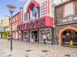 L'insegna colorata del City Rock nel centro di Fort-de-France, Martinica. Siamo nel cuore della città in una delle strade dello shopping qui ritratta in un pomeriggio di pioggia - Tony ...