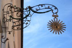 Insegna con il sole nel centro di Kaufbeuren, Germania.
