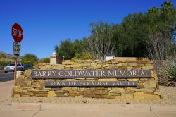 Insegna del Barry Goldwater Memorial nei pressi di Scottsdale, Arizona. L'area di Paradise Valley è dedicata al cinque volte senatore dell'Arizona e fondatore del conservatorismo ...