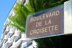 L'insegna del famoso Boulevard de la Croisette a Cannes, Francia. Nel 1853, il sindaco Barbe chiese allo Stato la concessione della striscia costiera, vecchia strada reale poi abbandonata, ...