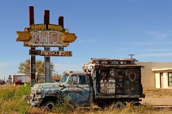 Insegna del Ranch House Café a Tucumcari, New Mexico, Stati Uniti. Lungo la Route 66 si possono ammirare alcune delle insegne ancora oggi simbolo di una strada che attraversa il paese ...