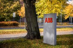 L'insegna della compagnia ABB (ASEA Brown Boveri) fuori dall'ufficio svedese a Vasteras - © Tommy Alven / Shutterstock.com