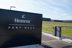 Insegna della nuova fabbrica Hennessy Ponte Neuf a Cognac, Francia - © sylv1rob1 / Shutterstock.com