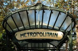 L'ingresso della storica stazione della metro Abesses a Parigi - © HUANG Zheng  / shutterstock.com