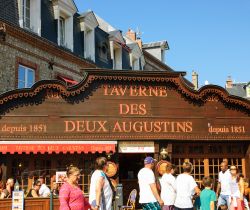 Insegna della Taverne des deux Augustins nel centro di Etretat, Francia. Questo ristorante è in funzione dal 1851 - © Elena Dijour / Shutterstock.com 
