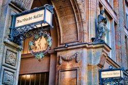Insegna dell'Auerbachs Keller di Lipsia, Germania. Si tratta di uno storico locale cittadino reso celebre da Goethe che qui vi ambientò alcune scene della sua opera Faust. 

