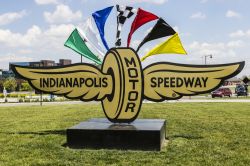 Insegna dell'Indianapolis Motor Speedway, Indiana (USA). Qui si svolge l'Indy 500 e la Brickyard 400 - © Jonathan Weiss / Shutterstock.com